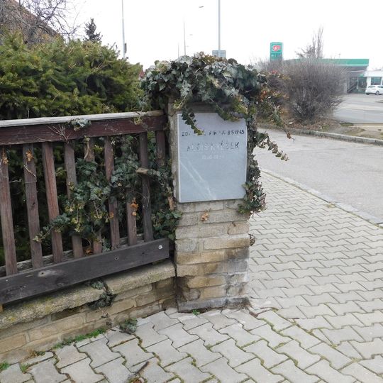 Pamětní deska Aloise Kvěška v Radotíně