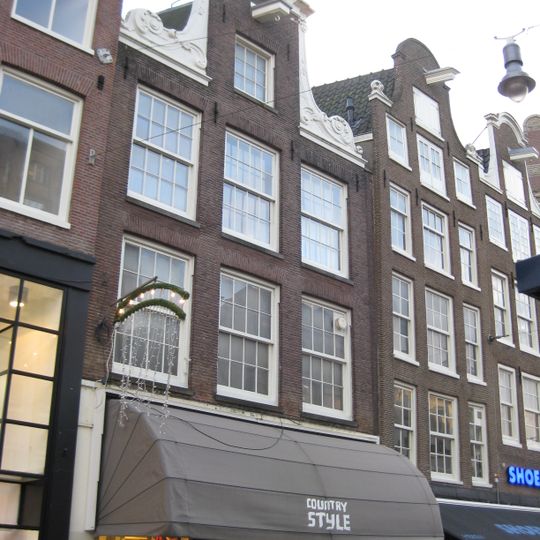 Pand met halsgevel met geruite vleugelstukken en volutenafdekking