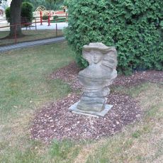 Busta ženy u Domova seniorů v Bystřanech