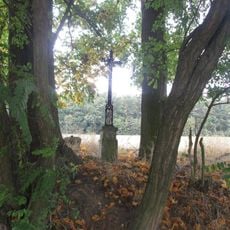 Kříž jižně od Zvíkova u stromu v poli