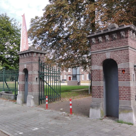 LIMOS-kazerne: hek & wachthuisjes