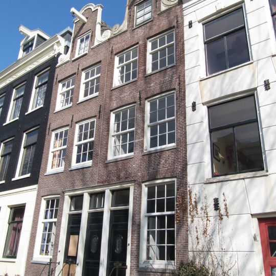 Zeer smal huis met sobere halsgevel