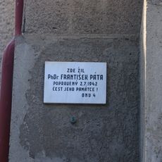 Pamětní deska Františka Páty na domě Na Krčské stráni 693/19 v Praze