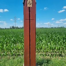 Plastika v Hodoníně před hřbitovem