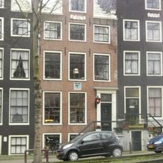 Pand met halsgevel met siertrossen, hoekvazen en waaier in het fronton