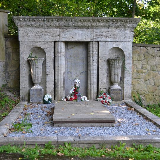 Cintorín ev. a. v. , hrob s náhrobníkom