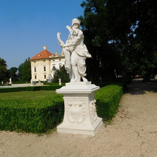 Socha poustevníka v zámeckém parku ve Slavkově
