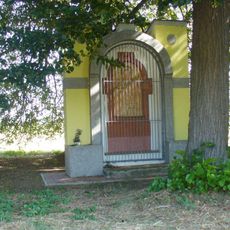 Kaplička u polní cesty západně od Daminěvsi