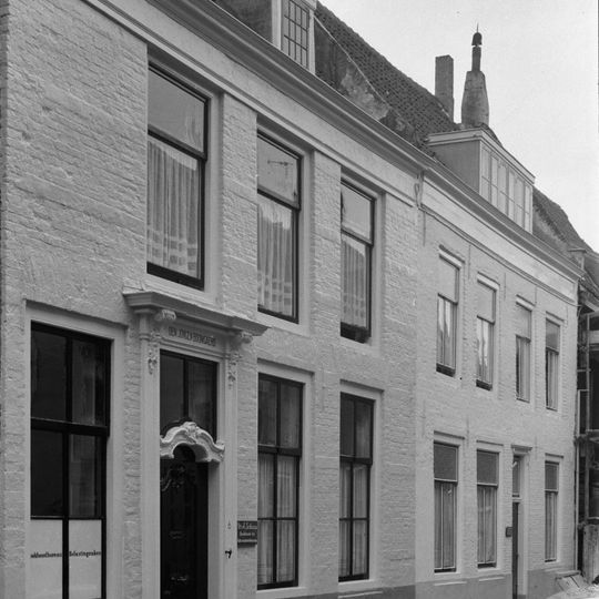 Huis met geverfde lijstgevel