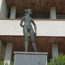 Socha sportovkyně před školou v Mojžíři