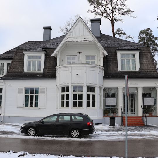 Dzīvojamā un aptiekas ēka