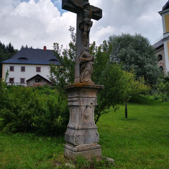 Kříž v Sadu smíření v Neratově