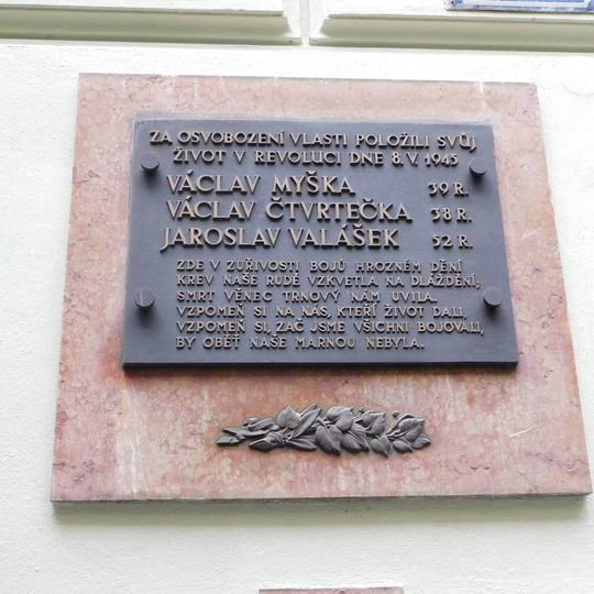 Pamětní deska obětem bojů o rozhlas v Balbínově ulici v Praze