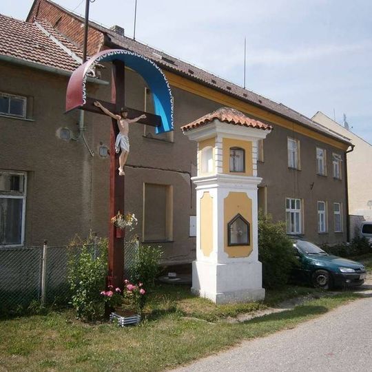 Boží muka ve Lhotě nad Moravou ve středu vsi