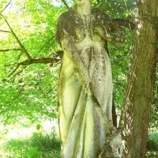 Socha stojící ženy na rozcestí v zámeckém parku v Chlumu u Třeboně