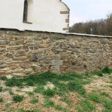 Smírčí kříž v ohradní zdi kostela svatého Petra severovýchodně od Stříbra