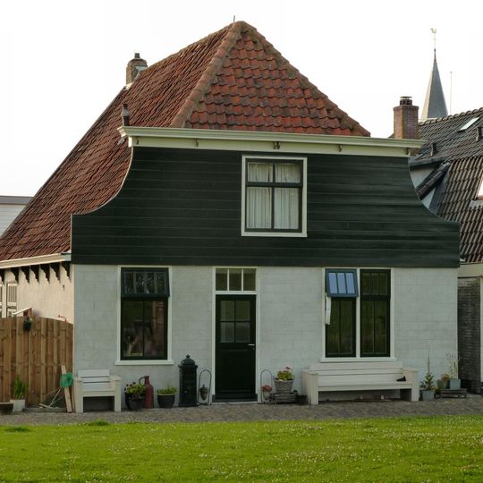 Groot pand met afgeknot ingezwenkt houten voorschot