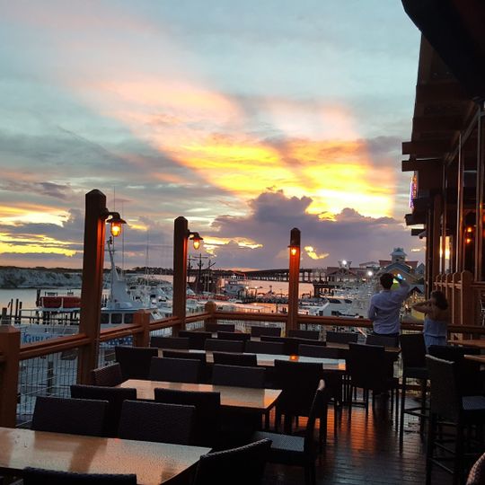 Tailfins Waterfront Grill