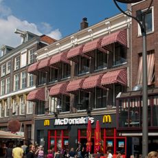 Pand met gevel met rechte kroonlijst en consoles