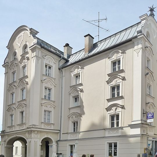 Ehemaliges Wachszieher- und Lebzelterhaus, ehemalige Kupferschmiede, 1886–1972 Konditorei, sogenanntes Chromy-Haus