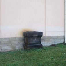 Podstavec u kostela ve Stodu