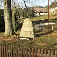 Pomník osvobození na návsi ve Zdislavě