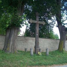 Kříž u zdi v Tušovicích