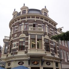 Winkel met bovenwoningen, comestibles- en delicatessenhandel