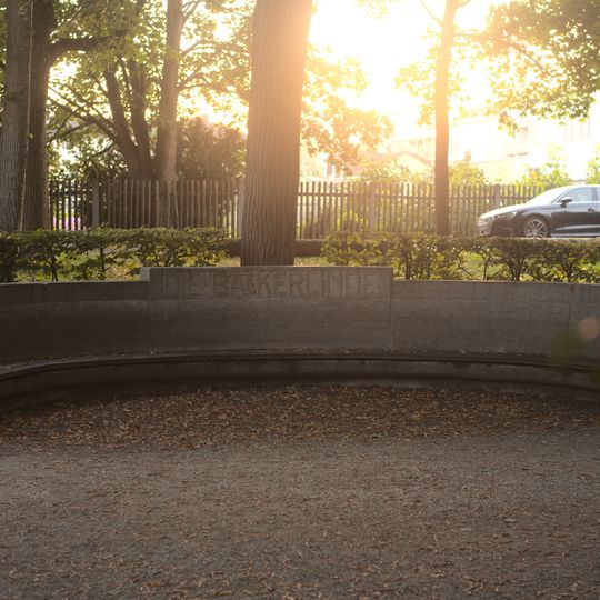 Ruhebank bei der Bäckerlinde