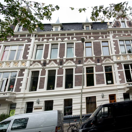 Groep van vier herenhuizen in rijk versierde eclectische bouwstijl