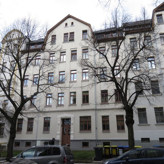 Mietshaus in geschlossener Bebauung mit Vorgarten Orthstraße 4