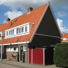 Blok met 4 keukenwoningen, zo genoemd vanwege destijds nieuwe plaatsing van keuken aan de voorzijde, aan de zijkant een houten topgevel, bouwstijl Amsterdamse School.