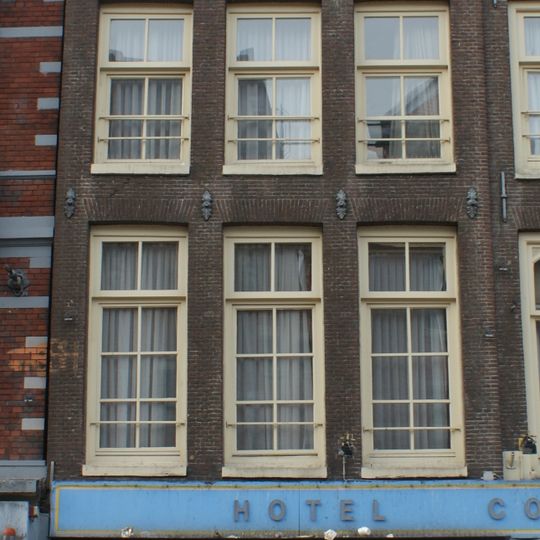 Pand met gevel onder rechte lijst goede roedenverdeling