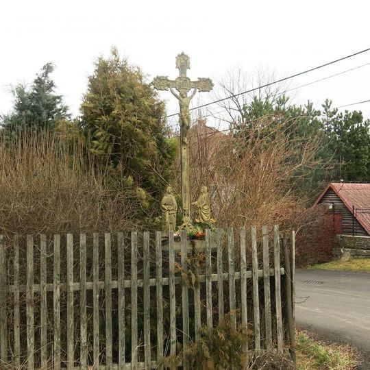 Kříž v zahradě domu 329 v Království