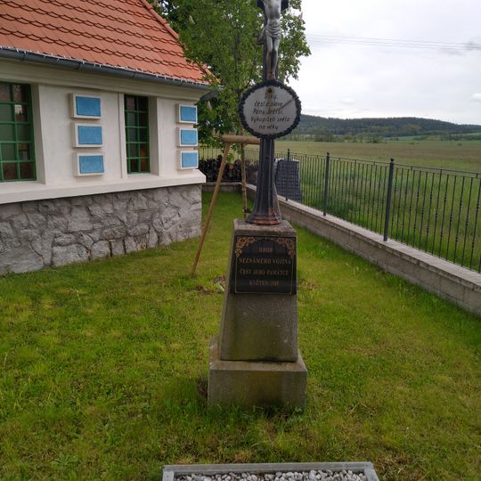 Kříž u kaple na Budínku