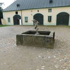 Kašna na nádvoří zámku v Manětíně