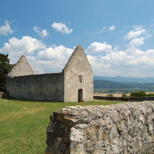 Ruina románskeho kostola, múr hradbový