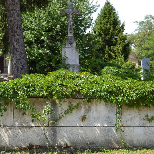 Cintorín sv. Rozálie, náhrobok s krížom