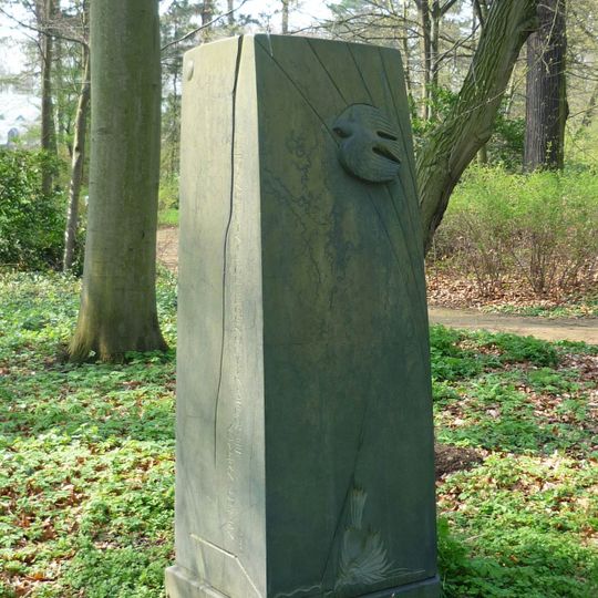 Stele im Park von Schloss Eckberg