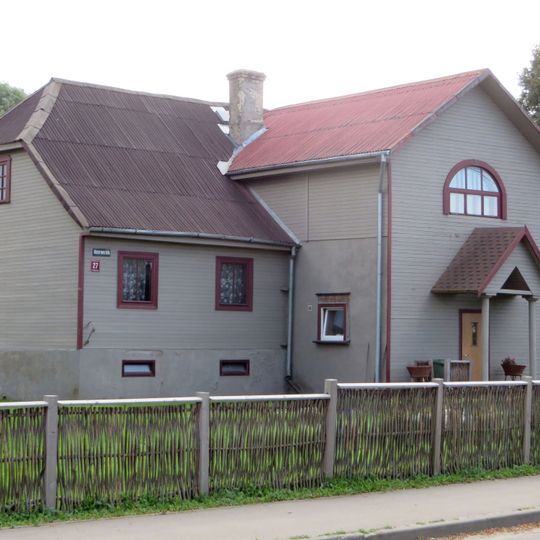 Dzīvojamā ēka un noliktava