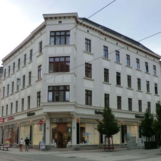 Wohn- und Geschäftshaus in geschlossener Bebauung, Eckhaus Berliner Straße 61