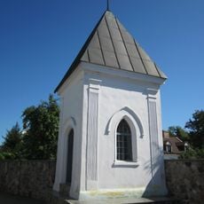 Kapliczka, poł. XIX (w ogrodzeniu plebanii)