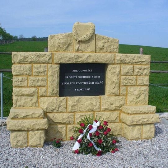 Památník obětem pochodu smrti severně od Fojtovic