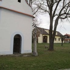 Kříž u kaple ve Skalách