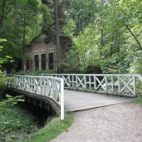 Lávka přes Stropnici k Modrému domu