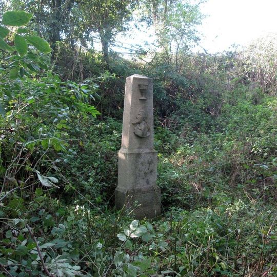 Památník Husitů západně od Záluží na svahu