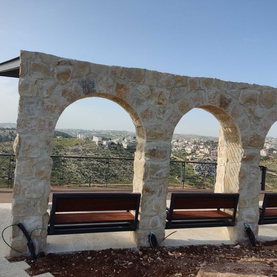 מצפה בנוי בקצה גן השעשועים שמשקיף על נחל חברון.