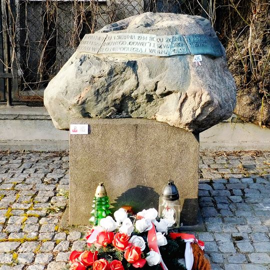 Głaz pamiątkowy przy ulicy Wawelskiej 28