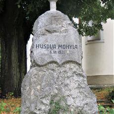 Pomník Husova mohyla u kostela v Ořechu
