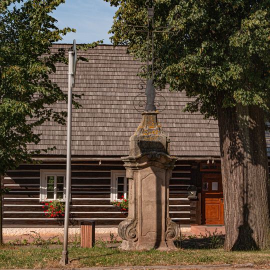 Kříž v Revoluční ulici ve Staré Pace